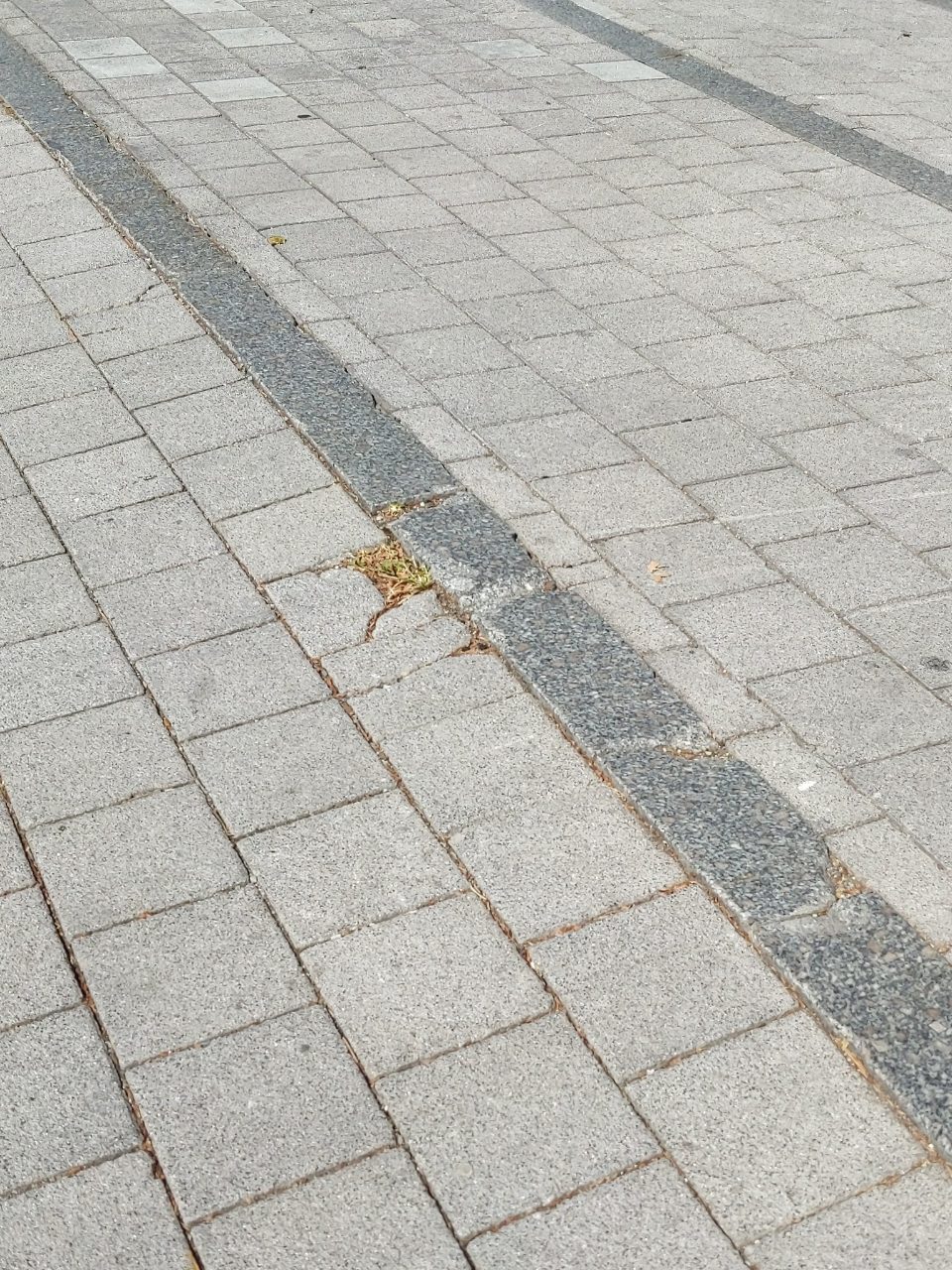 보도블록 구조물 파손