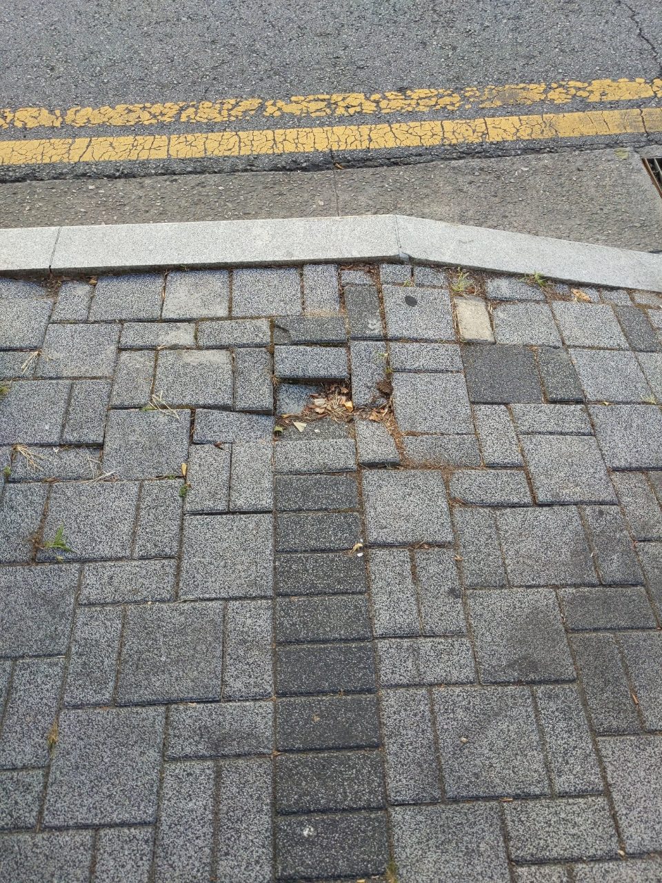 보도블록 구조물 파손