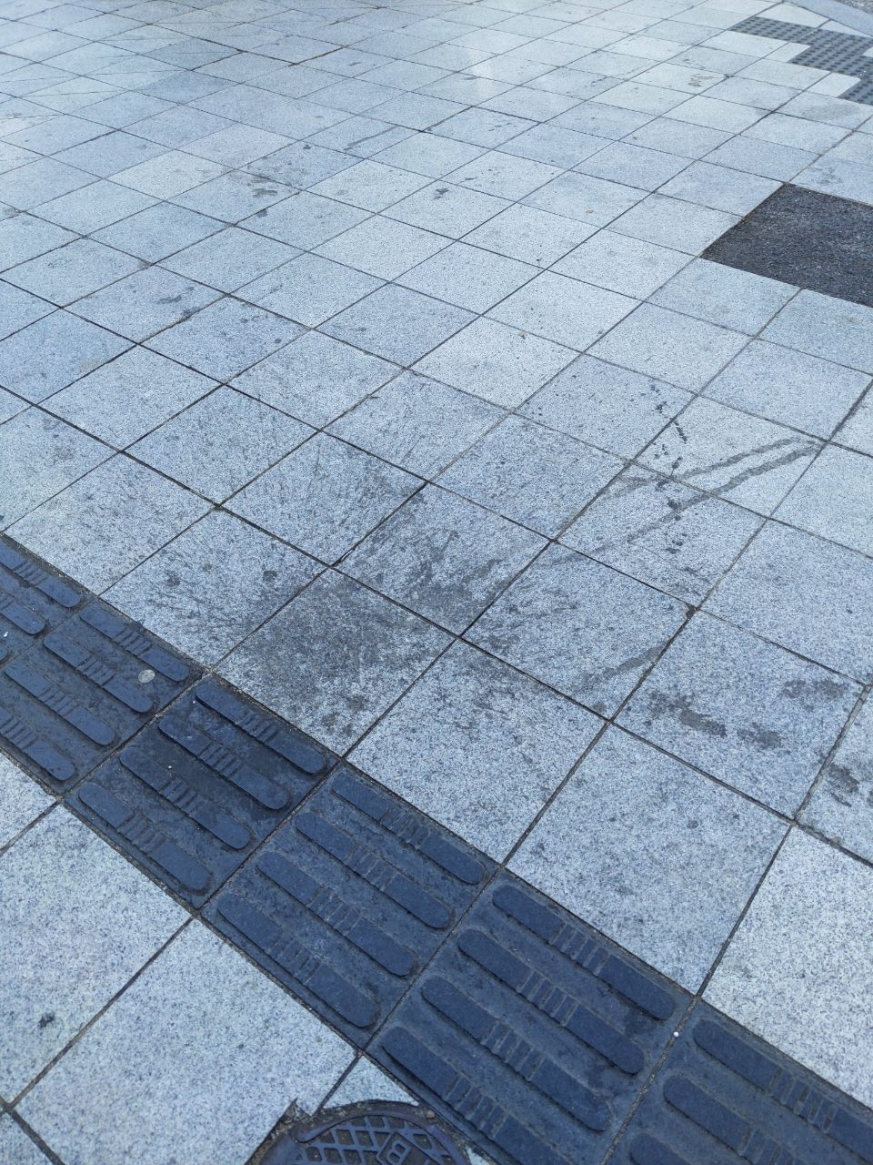 보도블록 균열