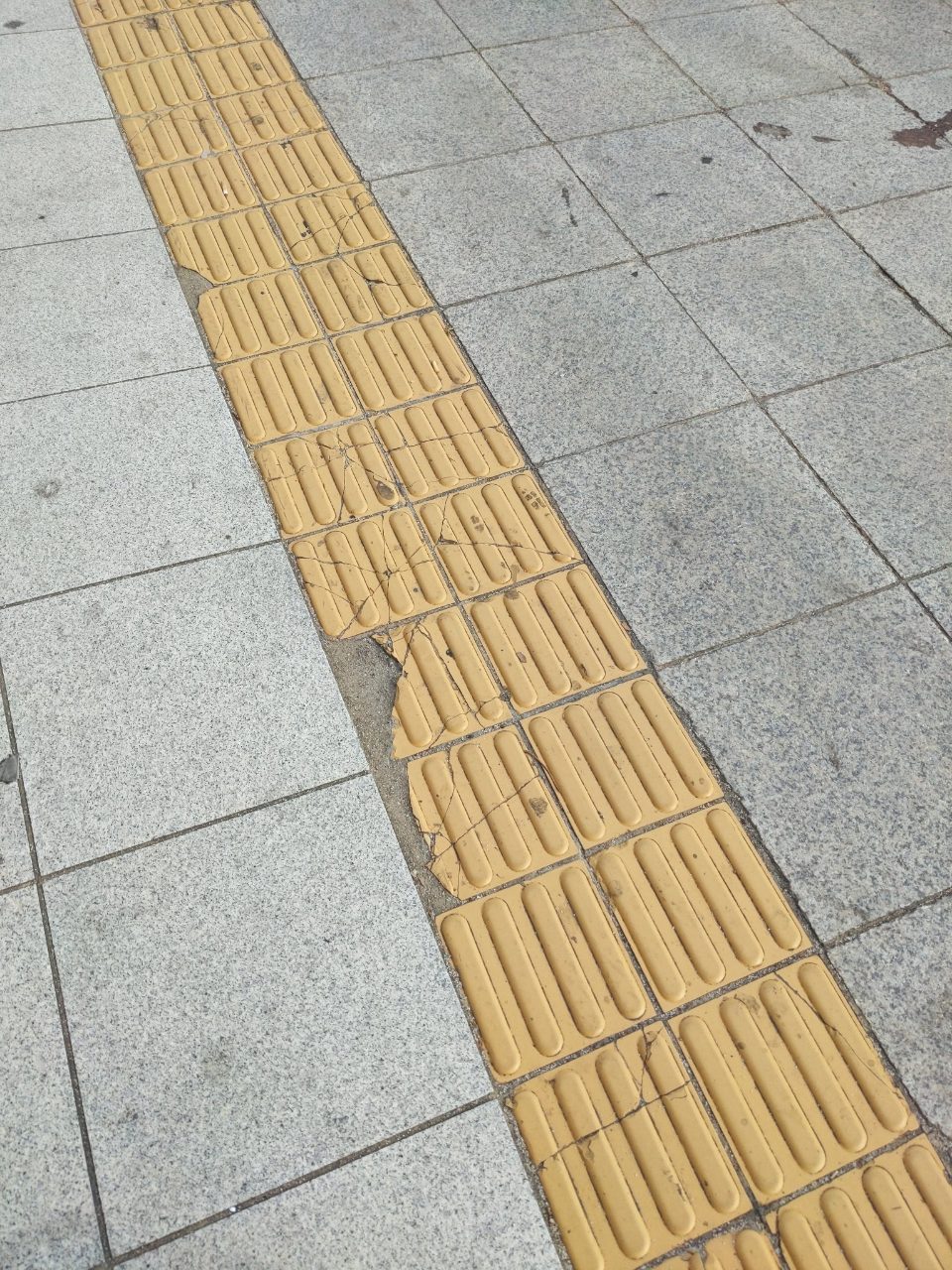 보도블록 균열