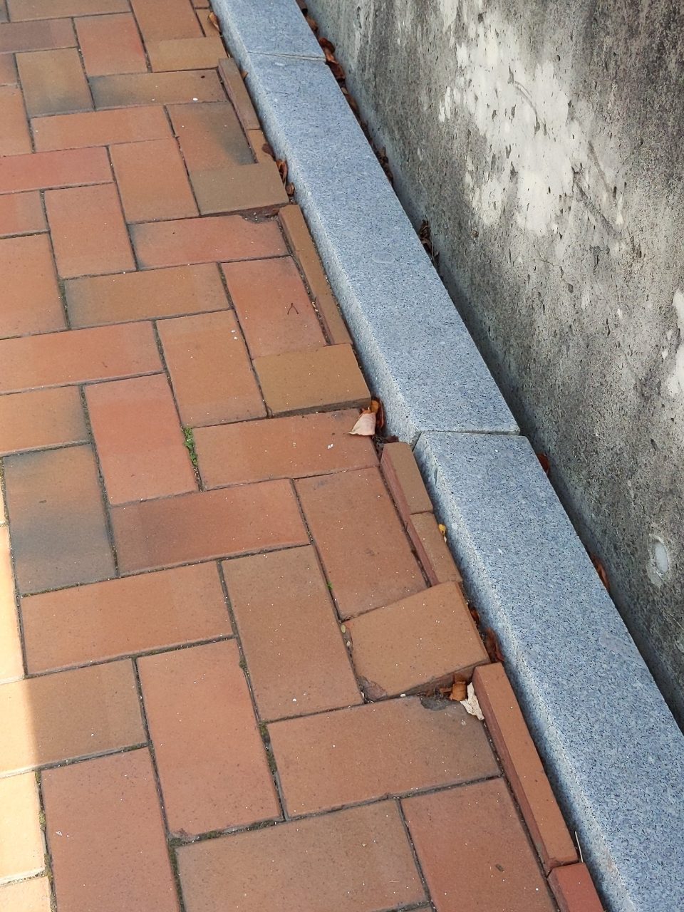 보도블록 구조물 파손