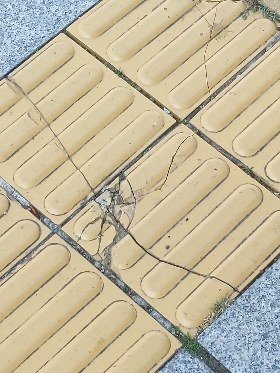 보도블록 균열