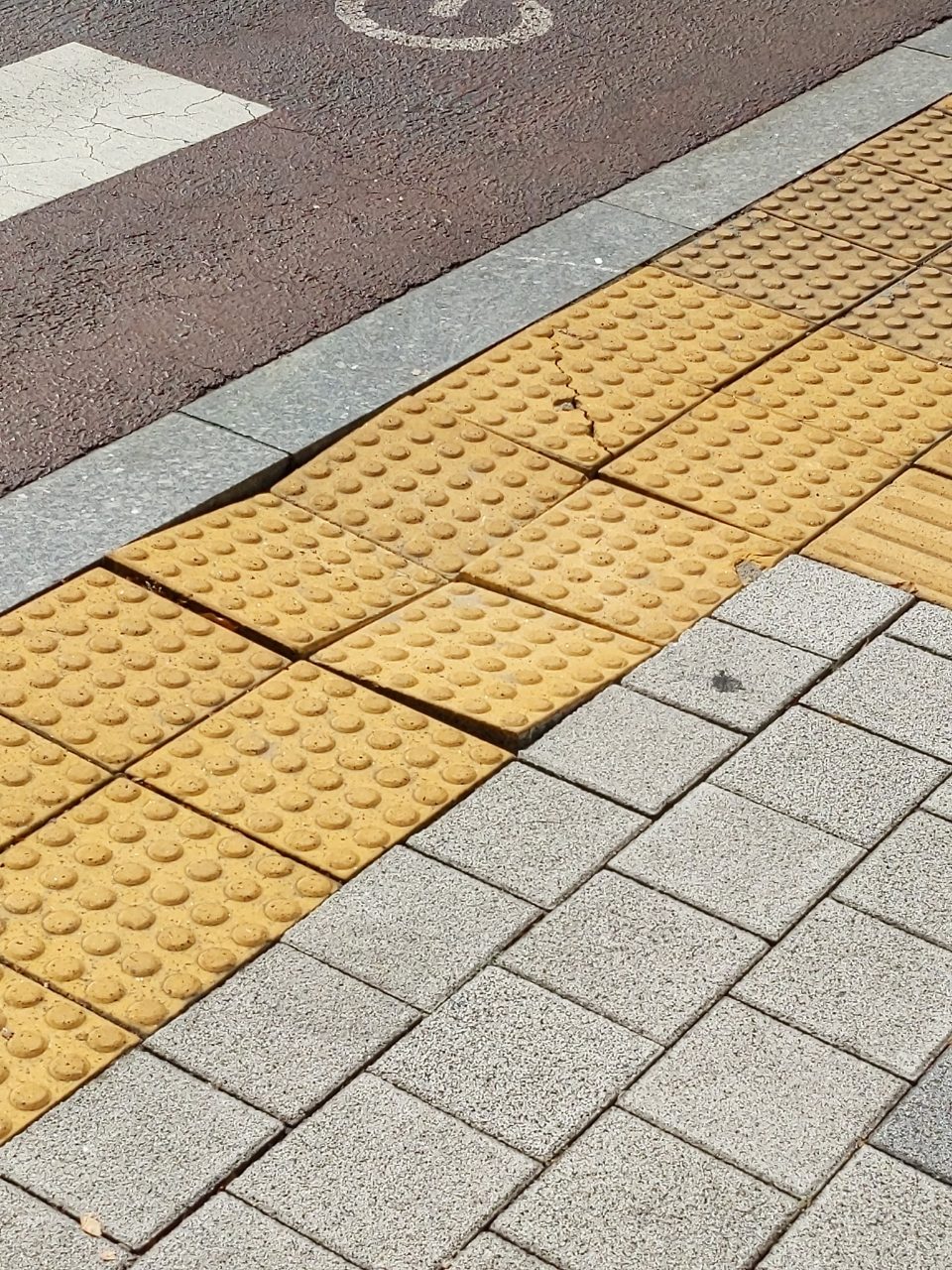 보도블록 구조물 파손