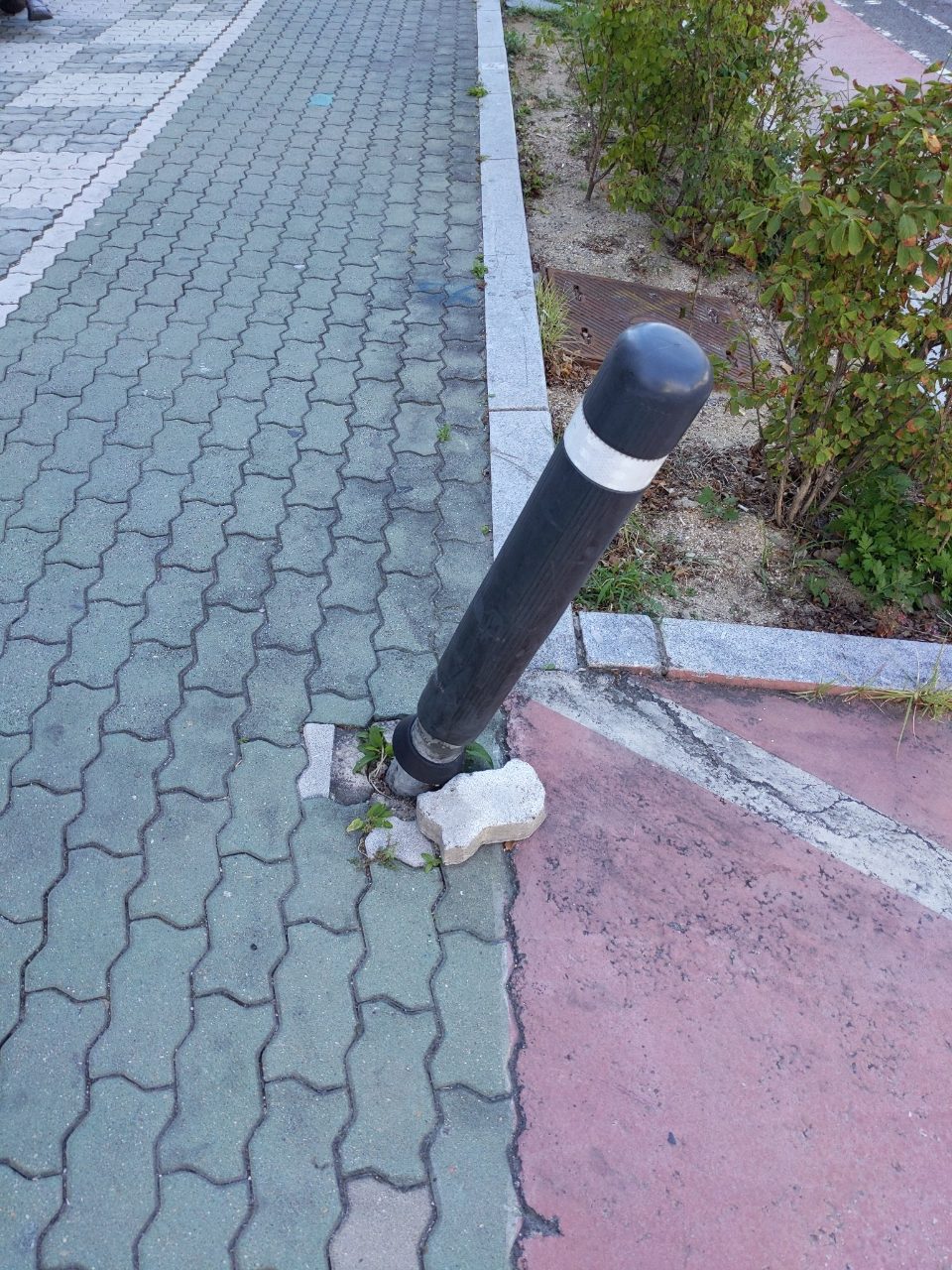 볼라드 구조물 파손