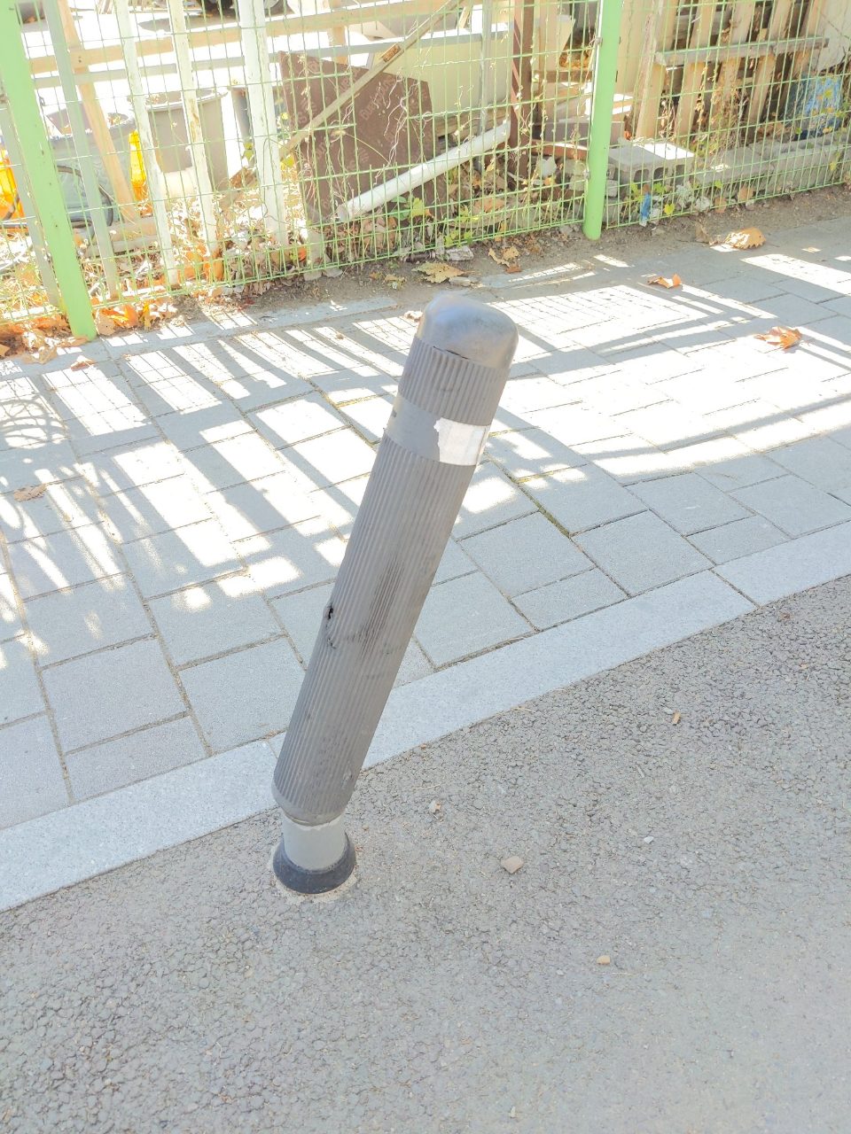 볼라드 기울어짐
