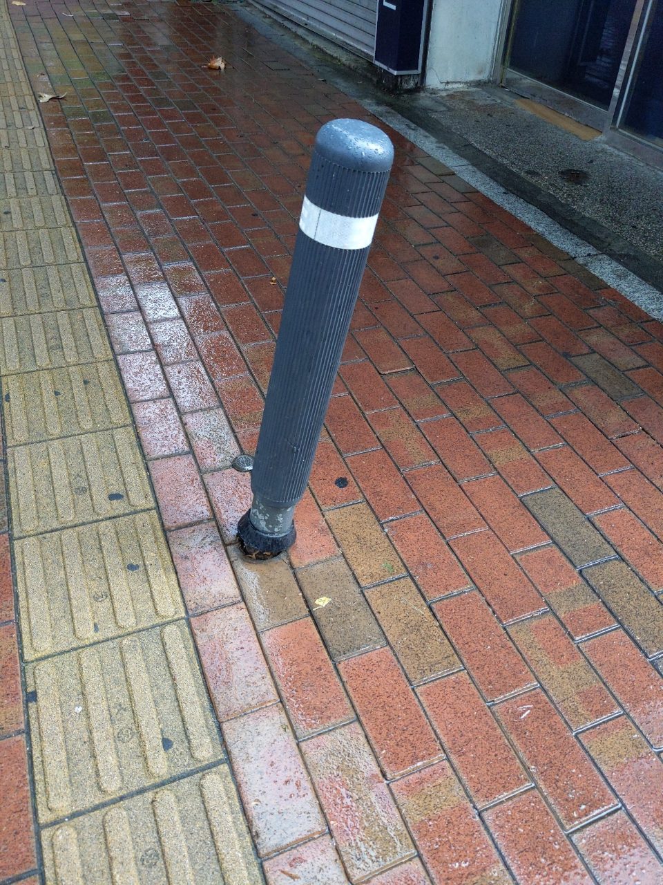 볼라드 기울어짐