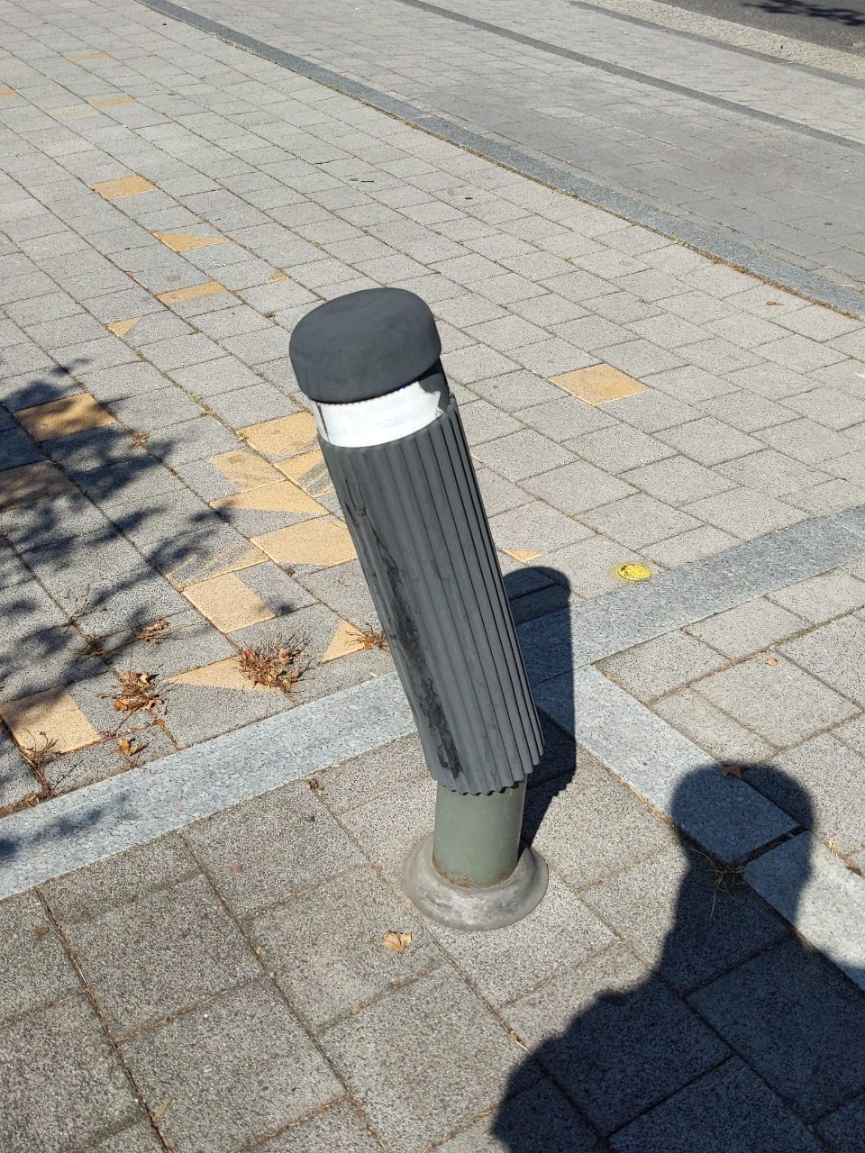 볼라드 기울어짐