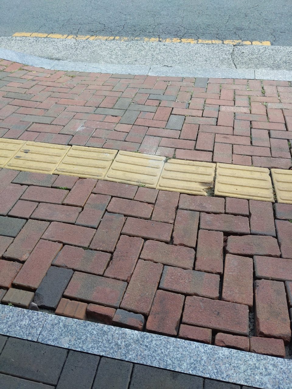 보도블록 구조물 파손