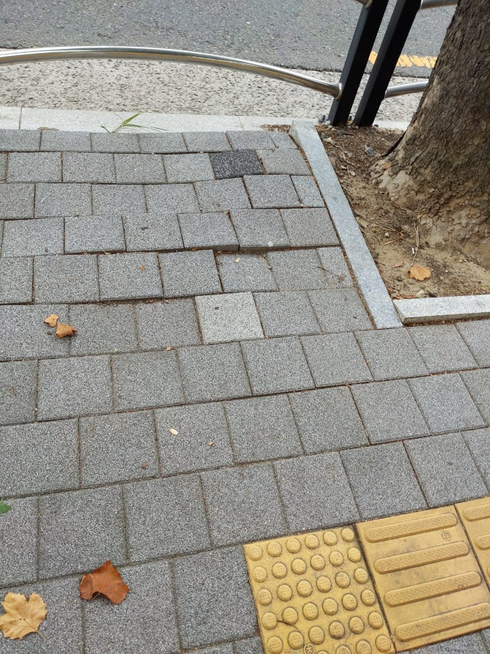 보도블록 구조물 파손