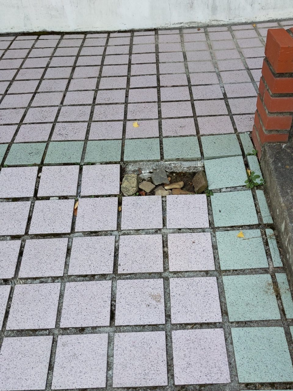 보도블록 구조물 파손