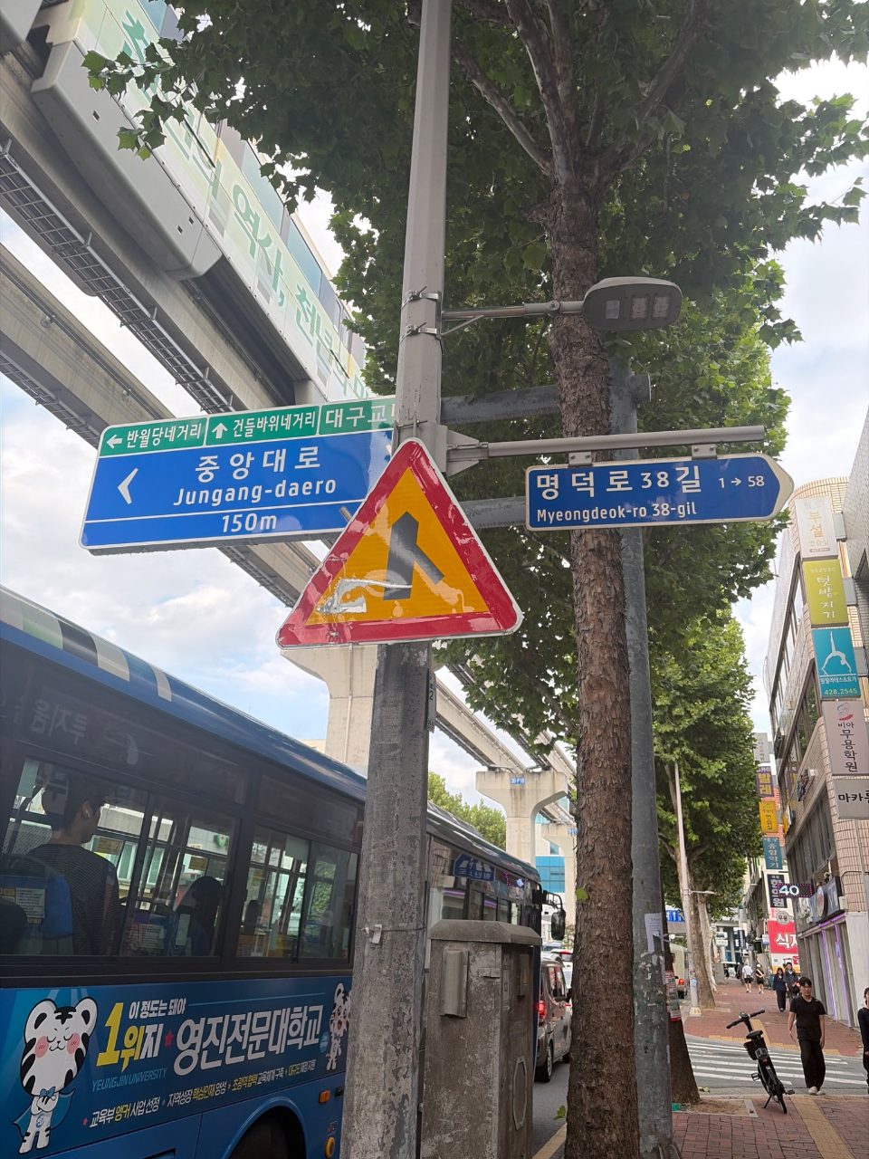 도로 표지판 구조물 파손