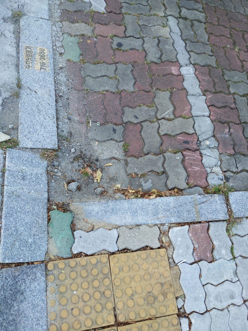 보도블록 구조물 파손