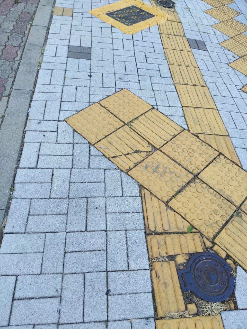 보도블록 균열