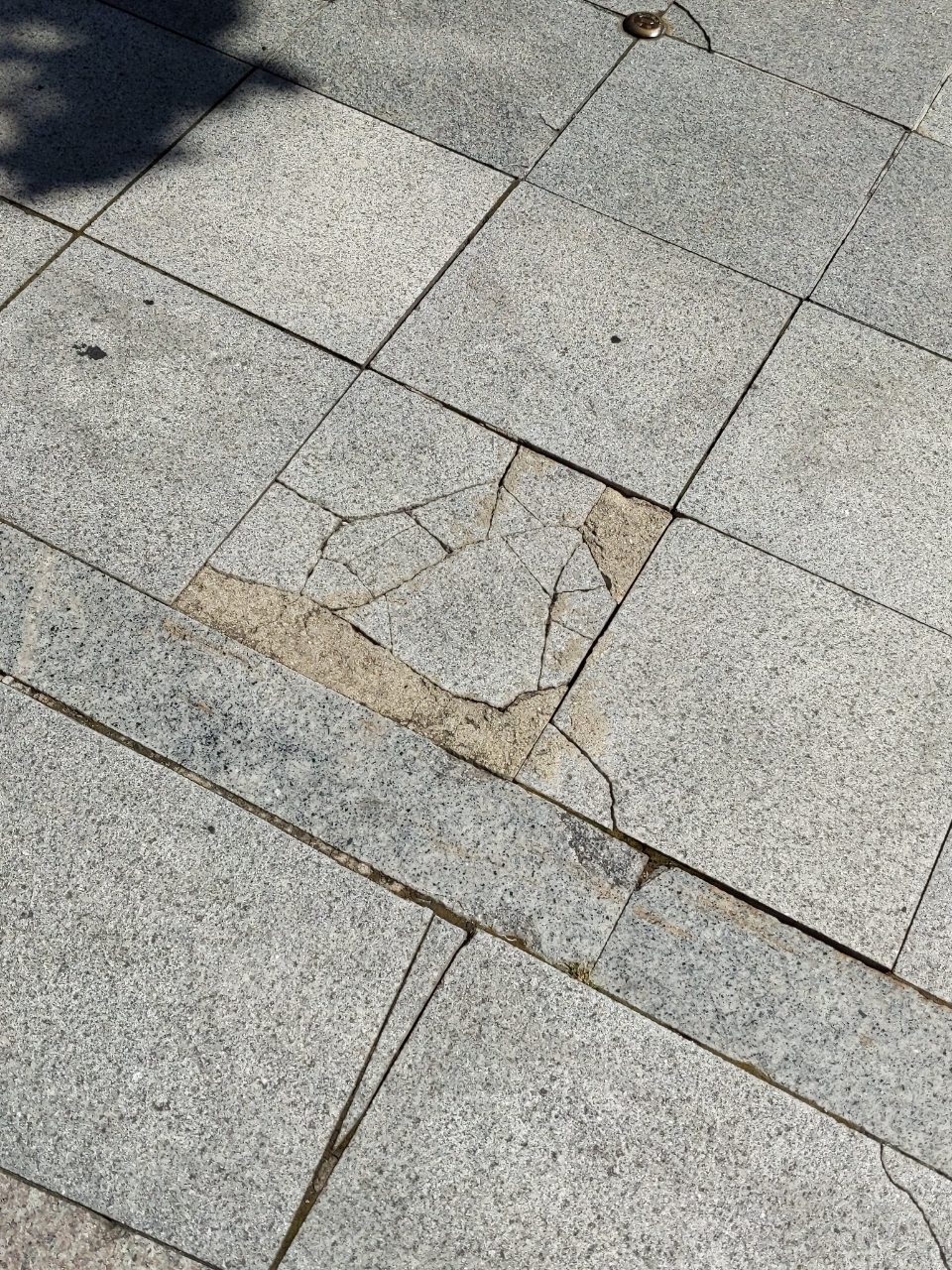 보도블록 구조물 파손