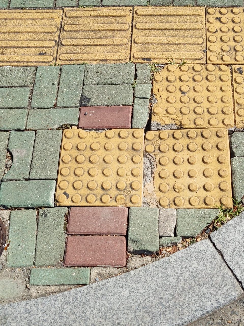 보도블록 구조물 파손