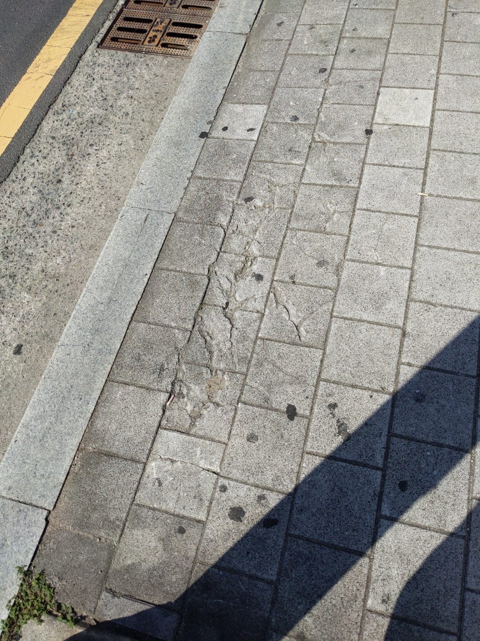 보도블록 균열