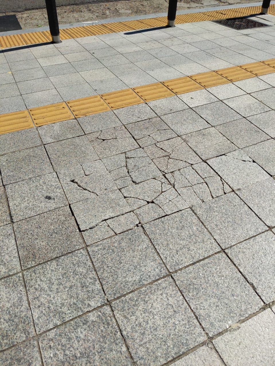보도블록 균열
