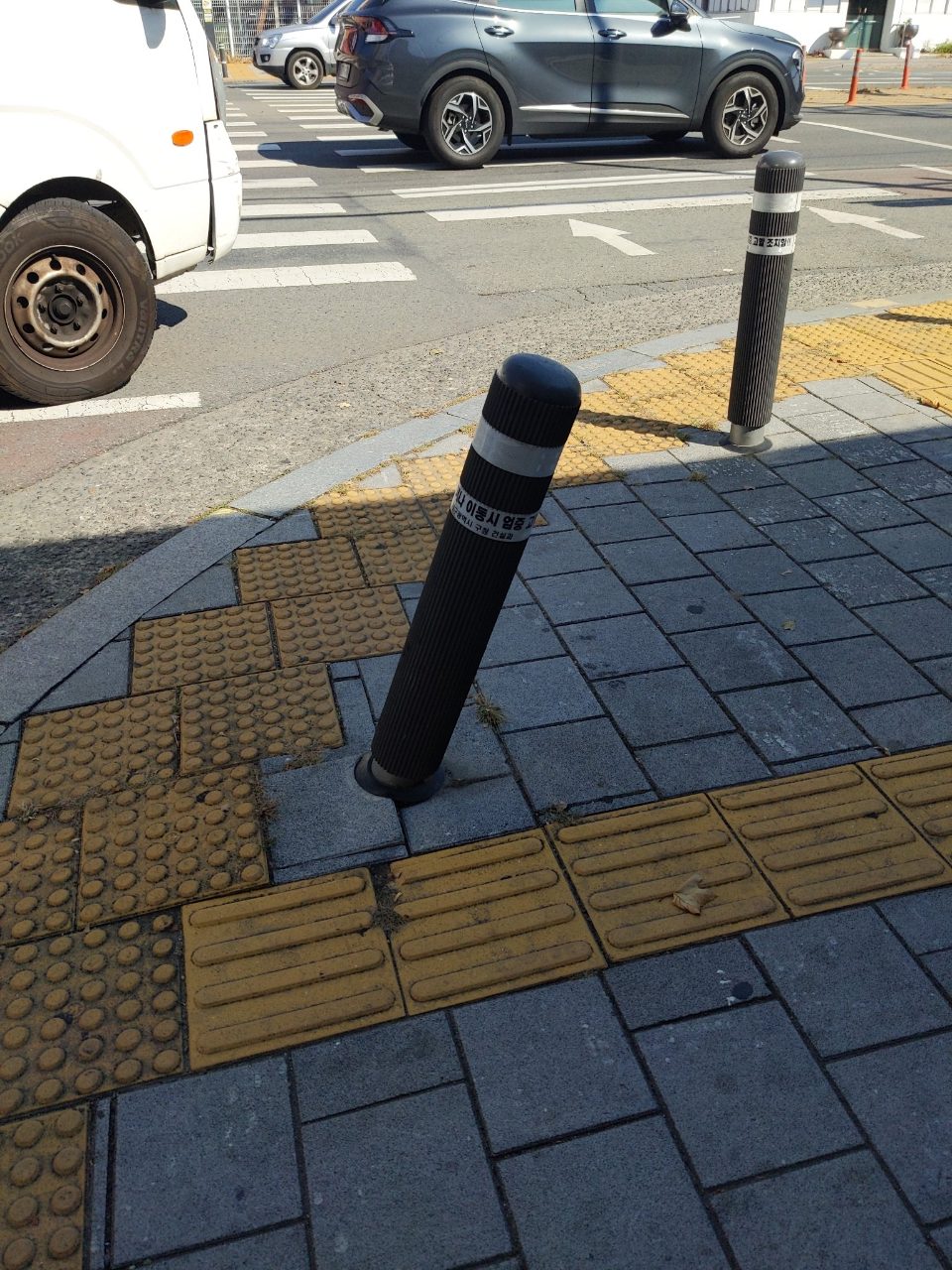 볼라드 기울어짐