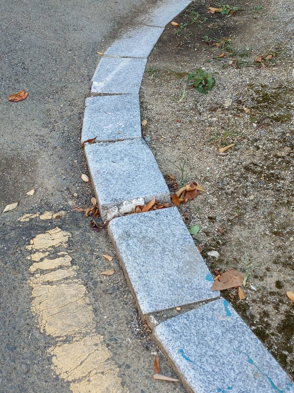 도로 구조물 파손