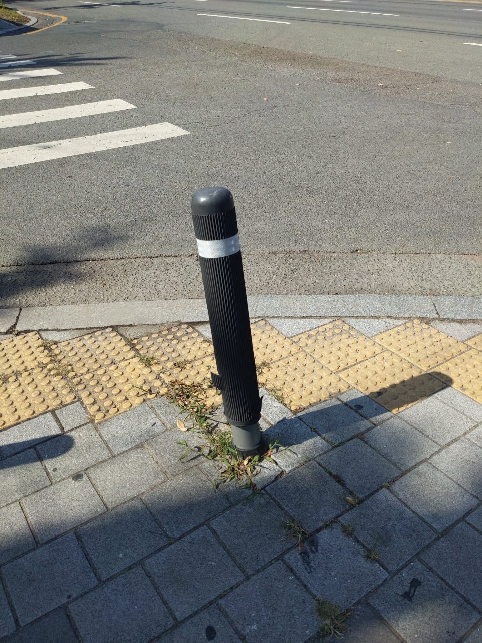 볼라드 기울어짐