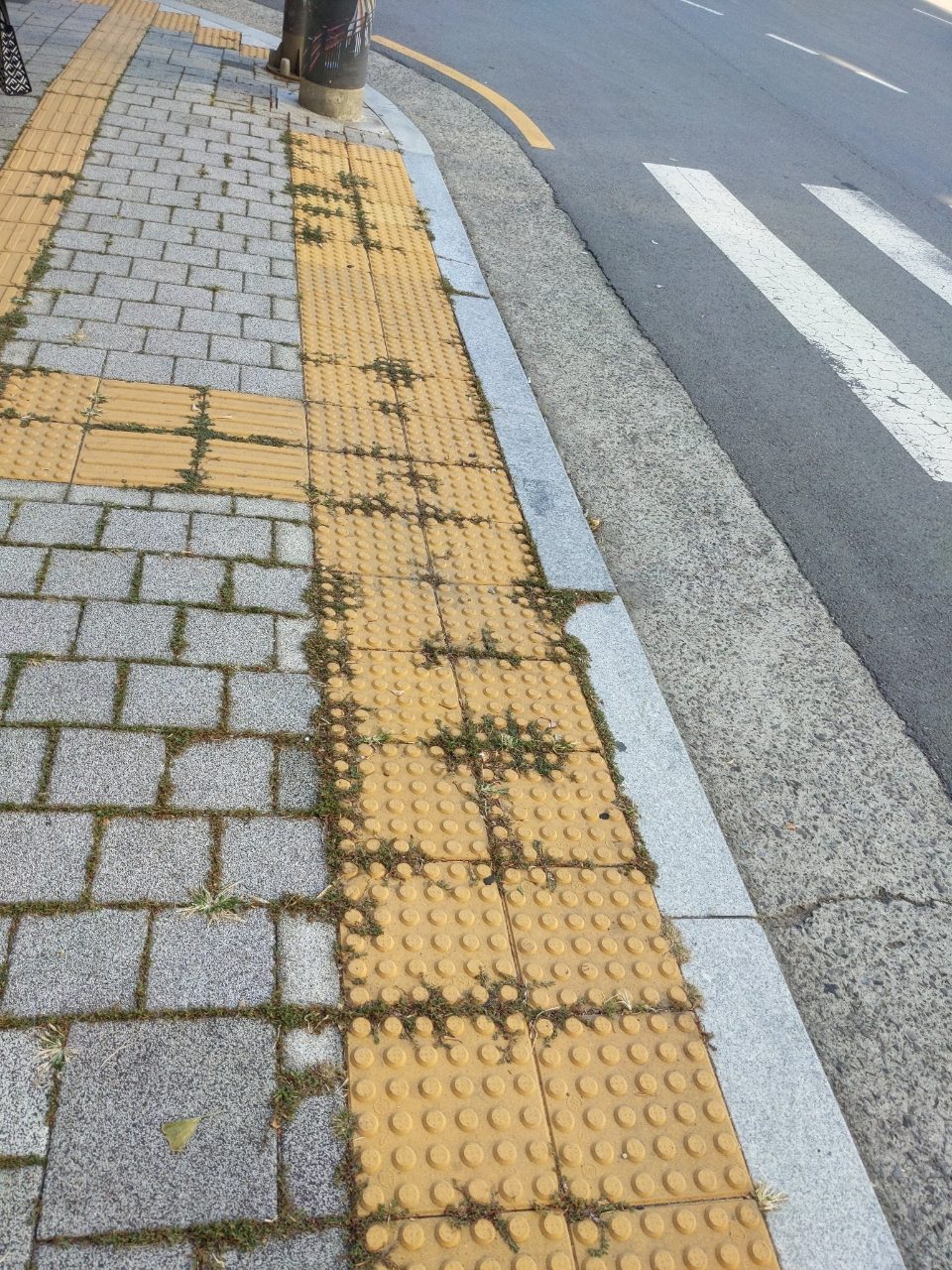 보도블록 구조물 파손