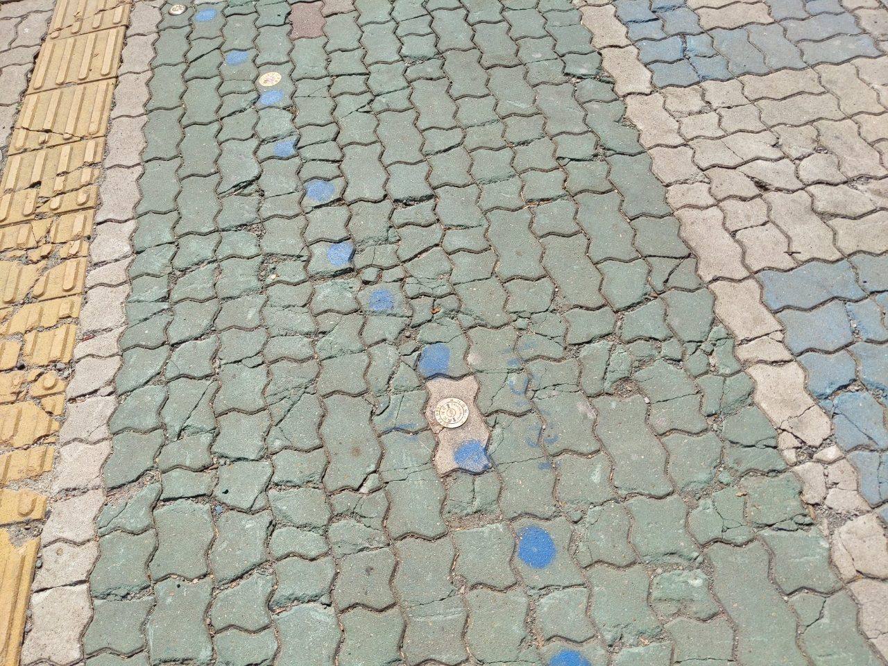 보도블록 균열