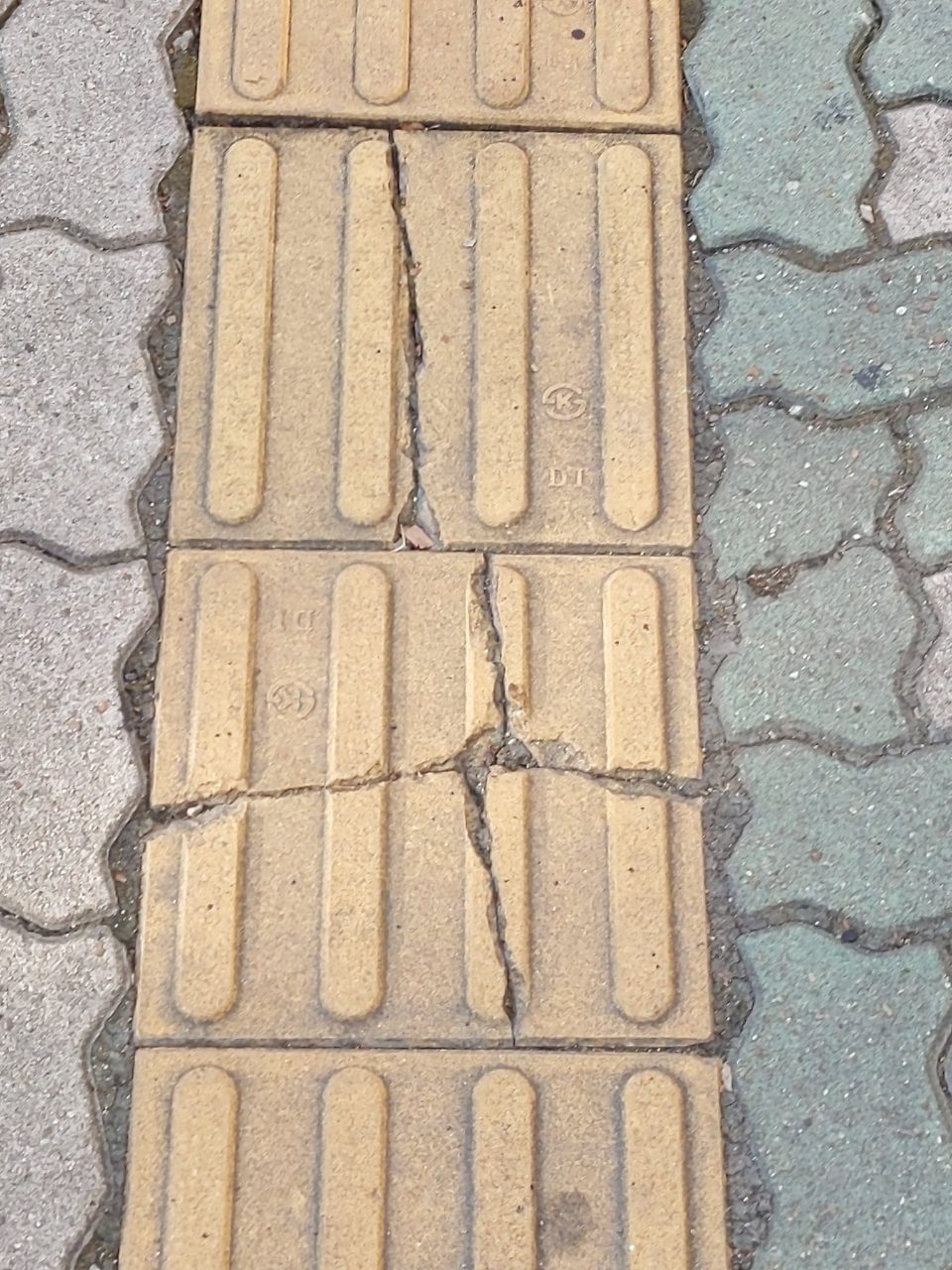 보도블록 균열