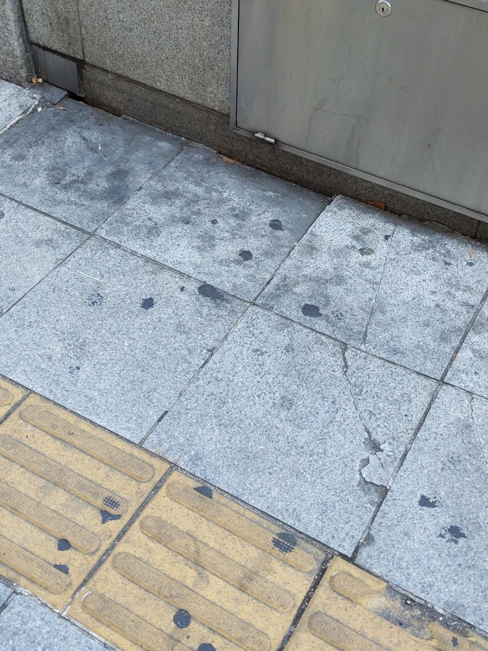 보도블록 균열