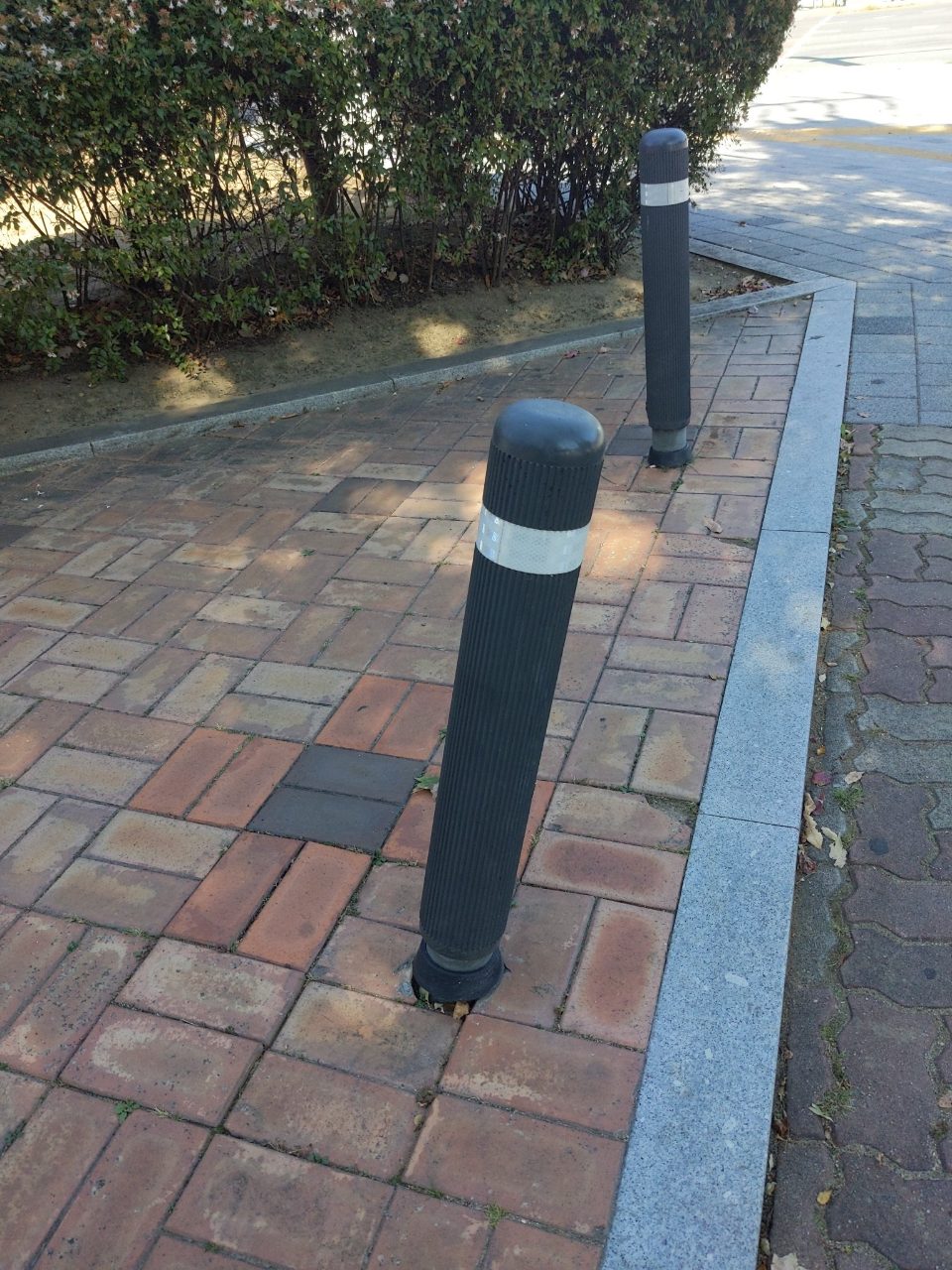 볼라드 기울어짐