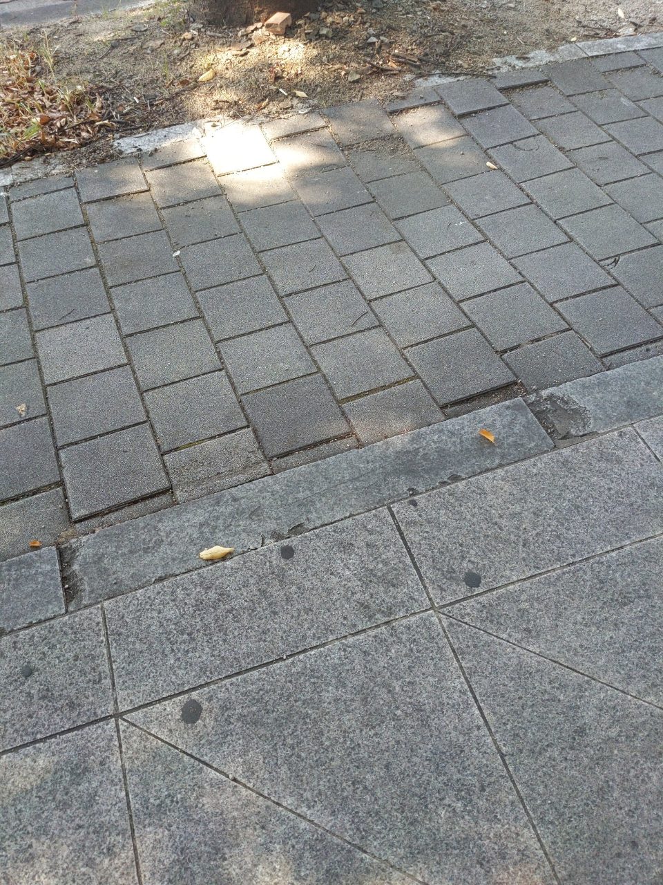 보도블록 구조물 파손