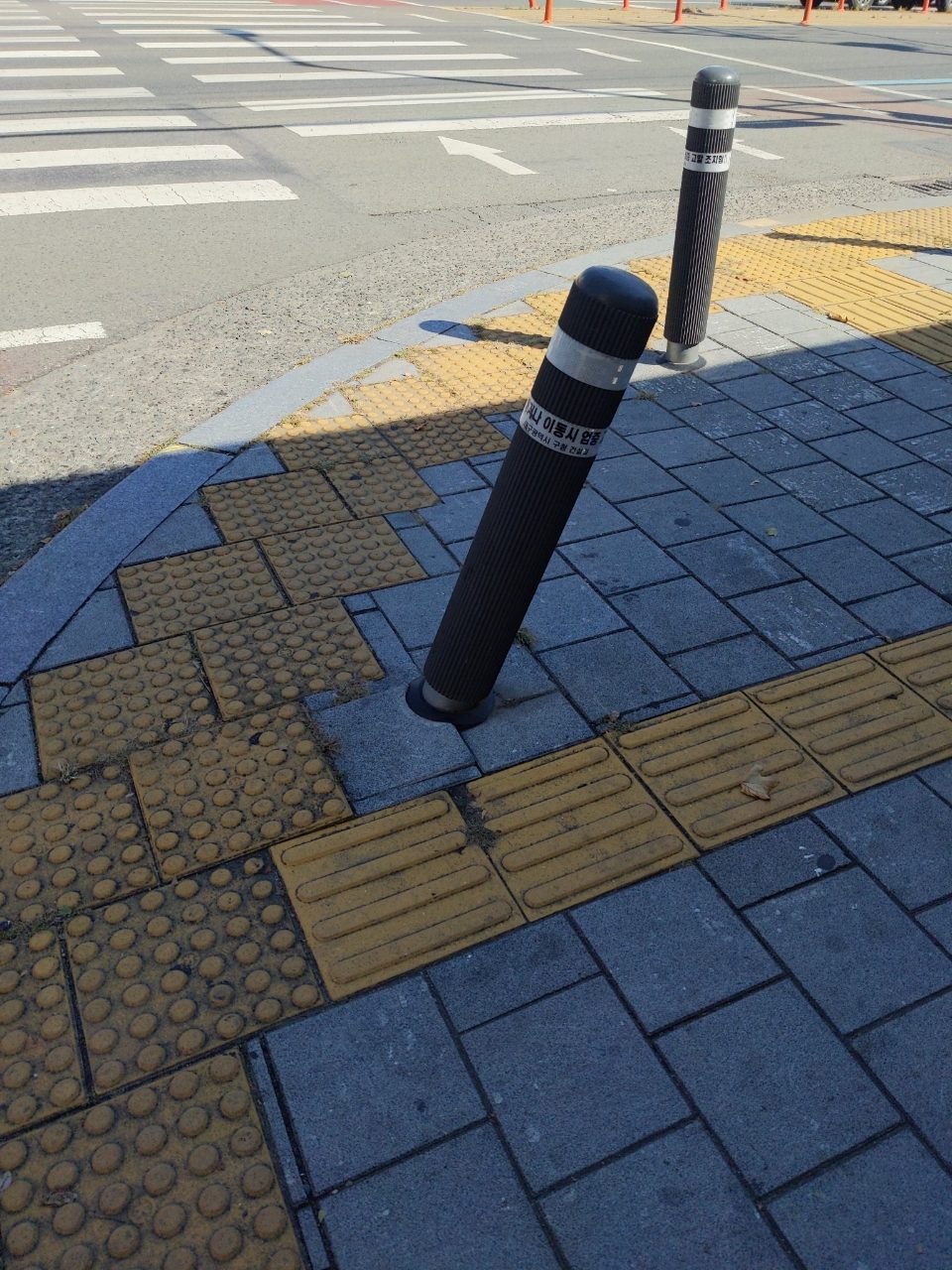 볼라드 기울어짐