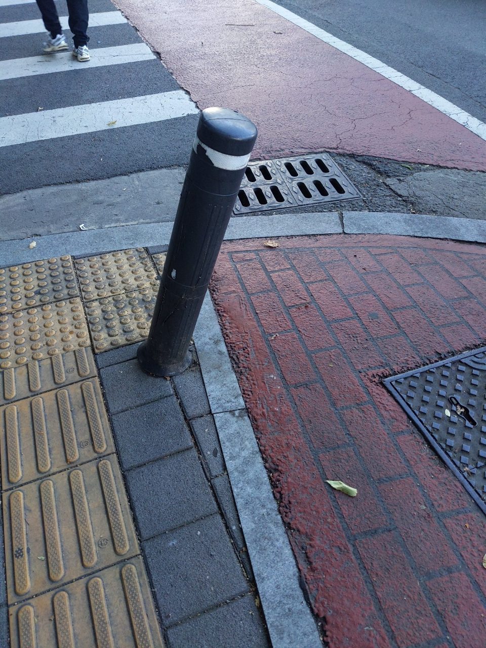 볼라드 기울어짐