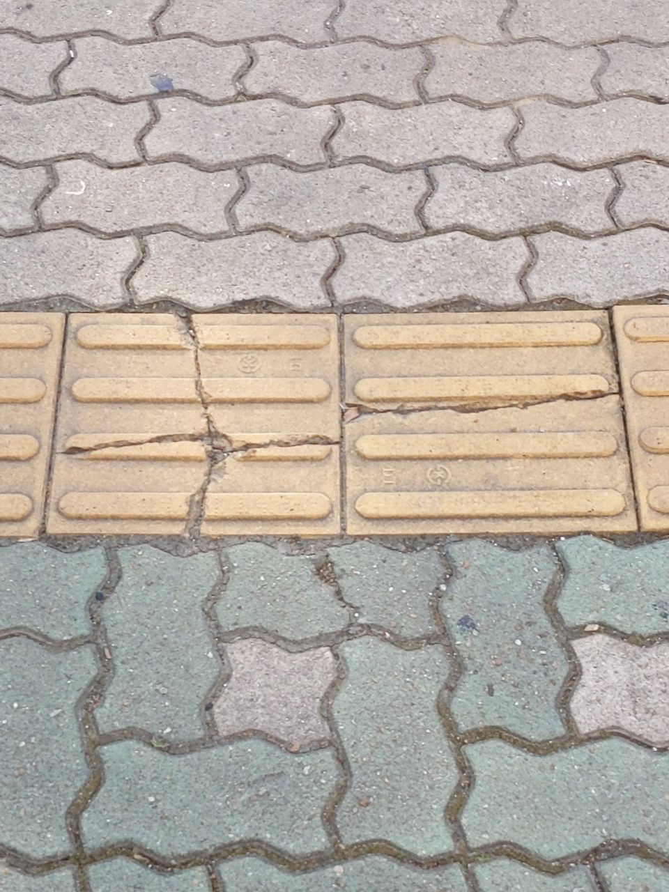 보도블록 균열