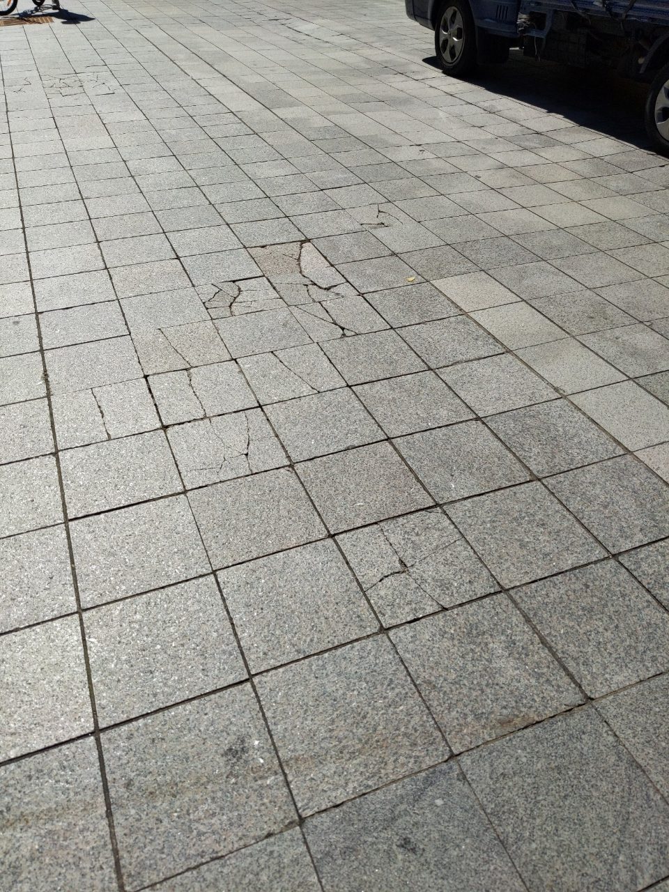 보도블록 구조물 파손
