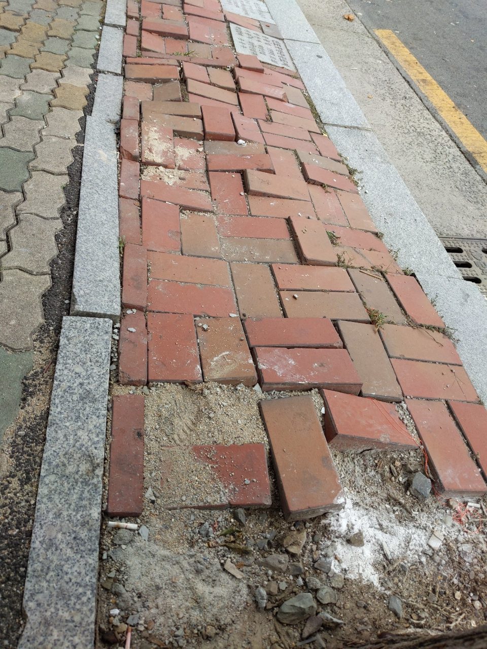 보도블록 구조물 파손