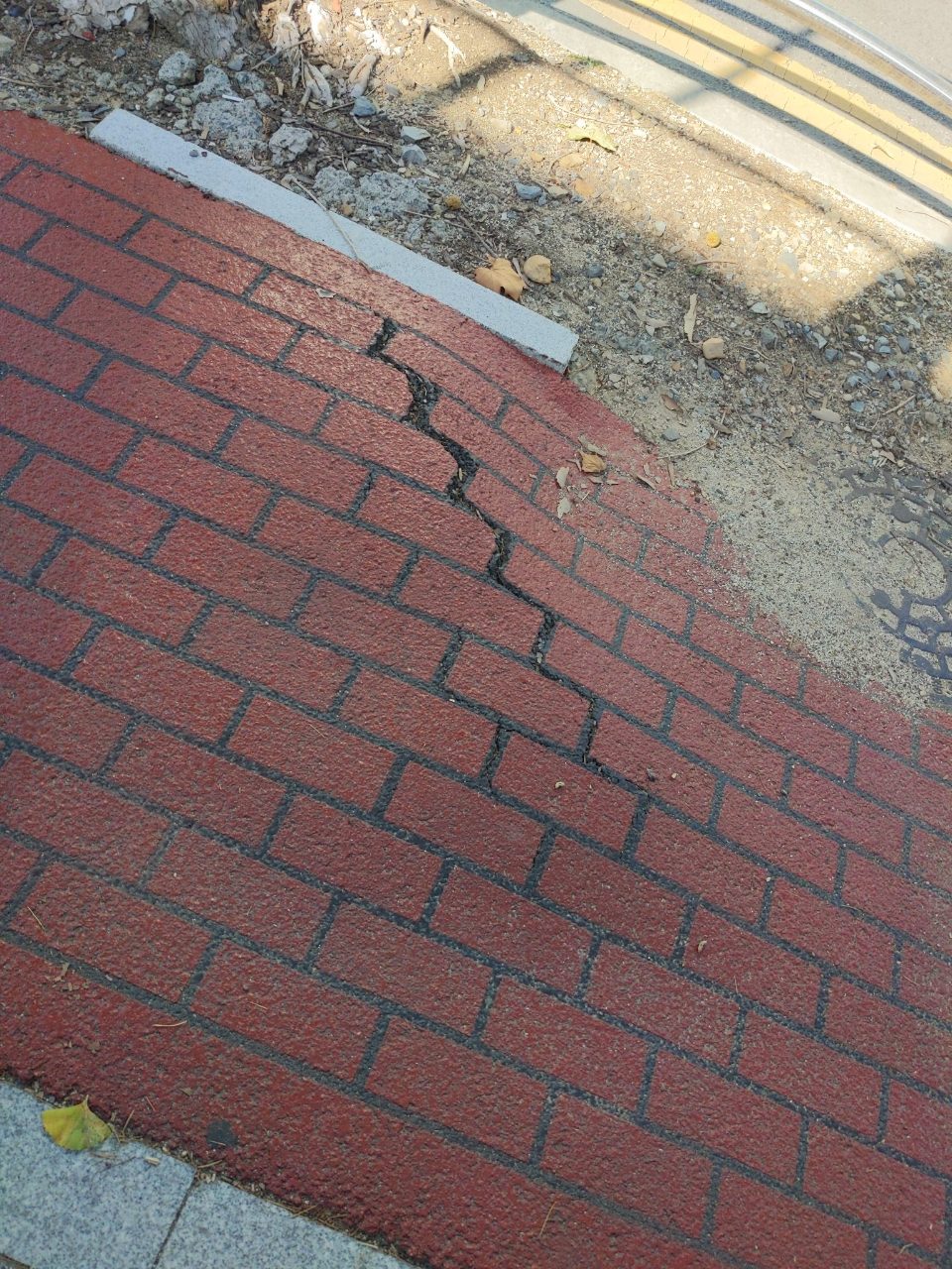 보도블록 균열