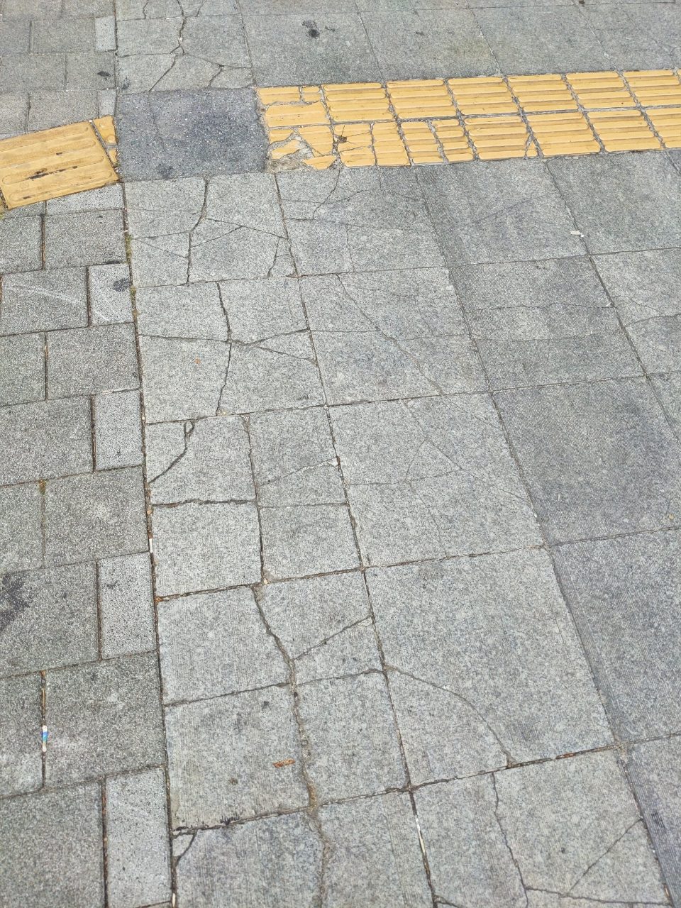보도블록 균열