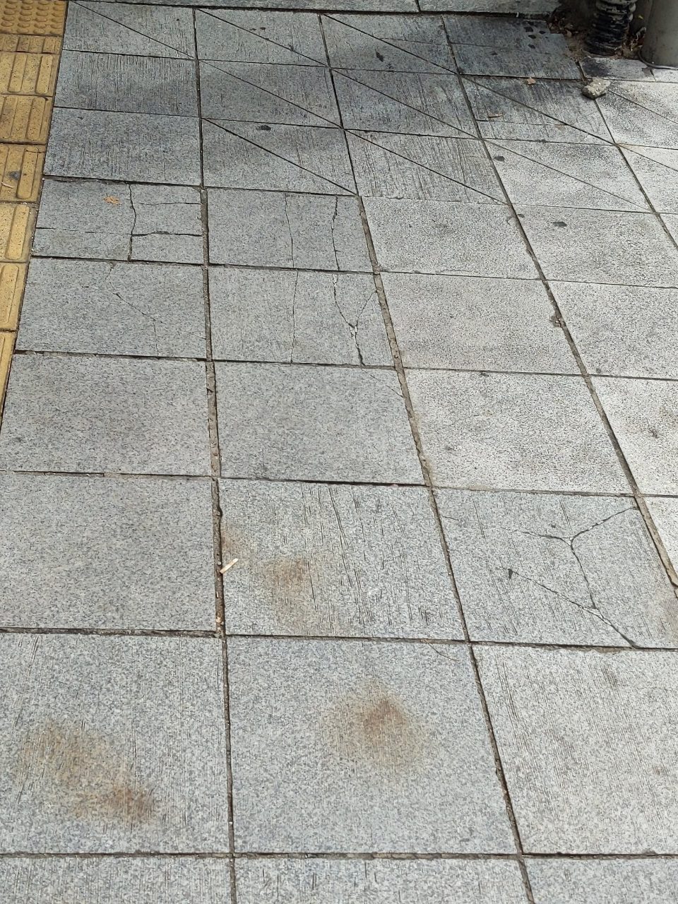 보도블록 균열