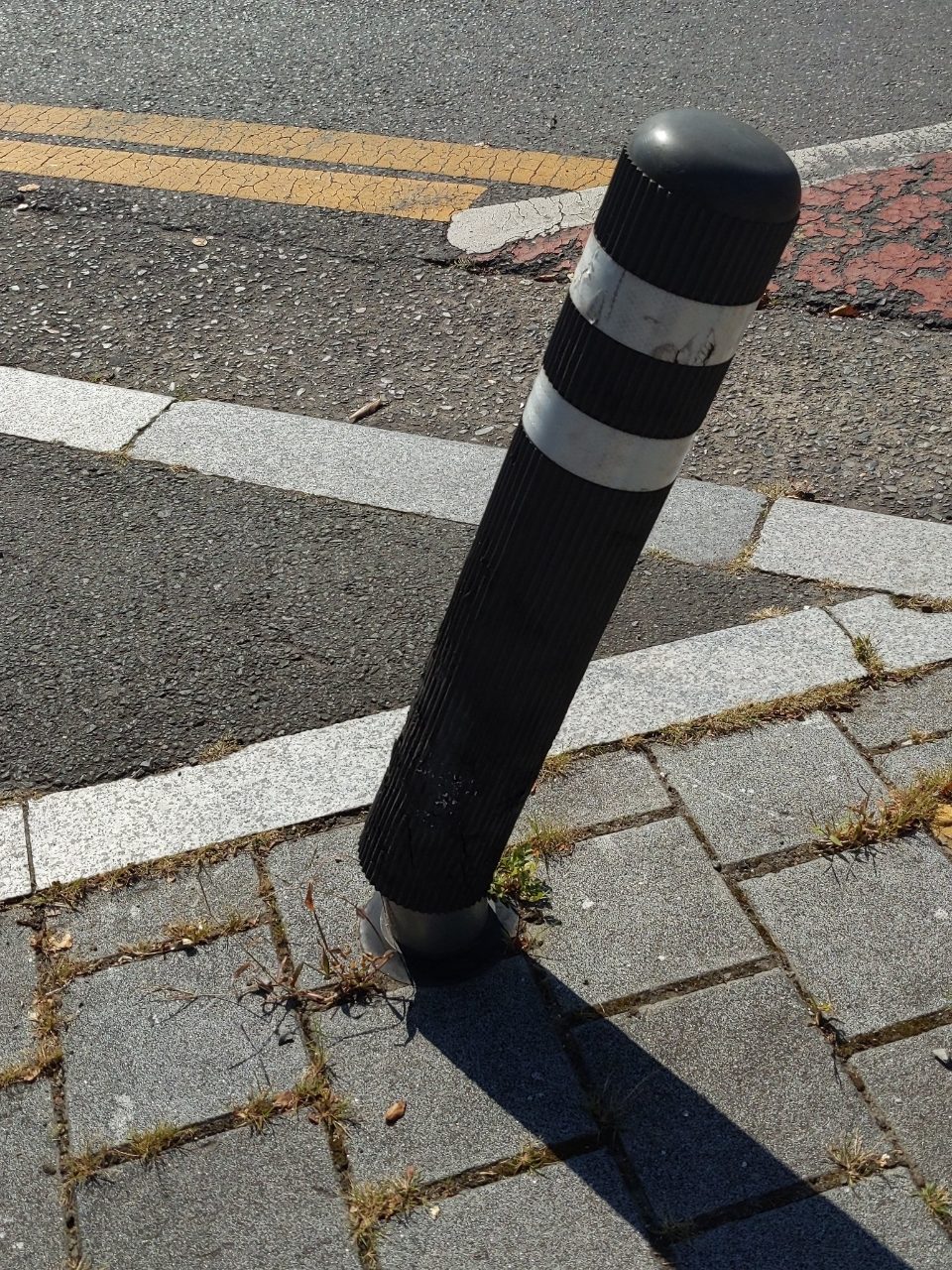 볼라드 기울어짐