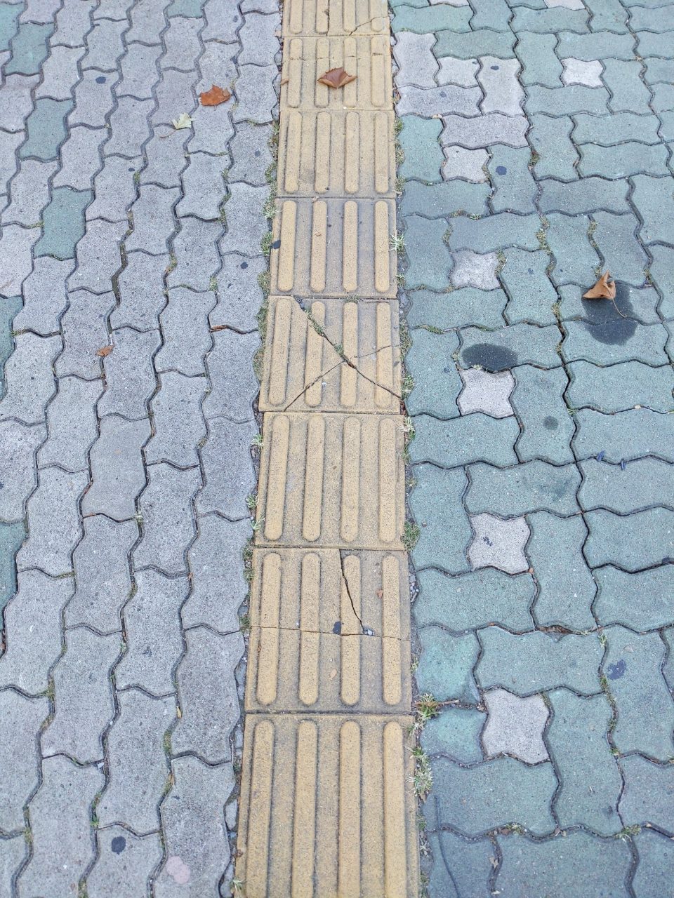보도블록 균열