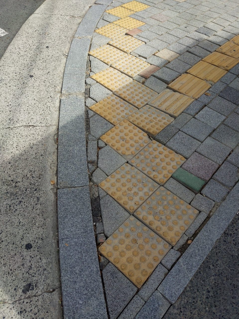 보도블록 구조물 파손