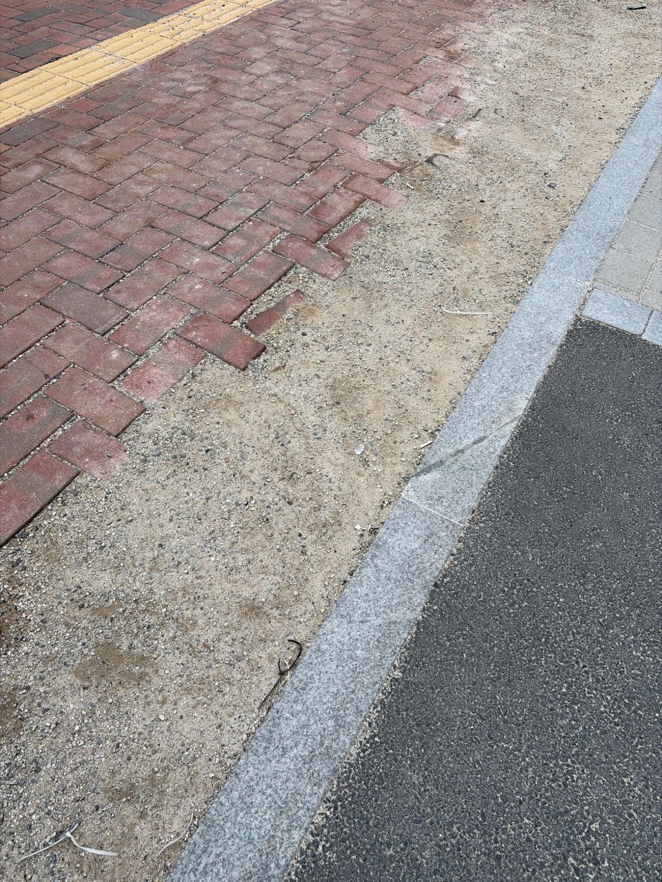 도로 구조물 파손