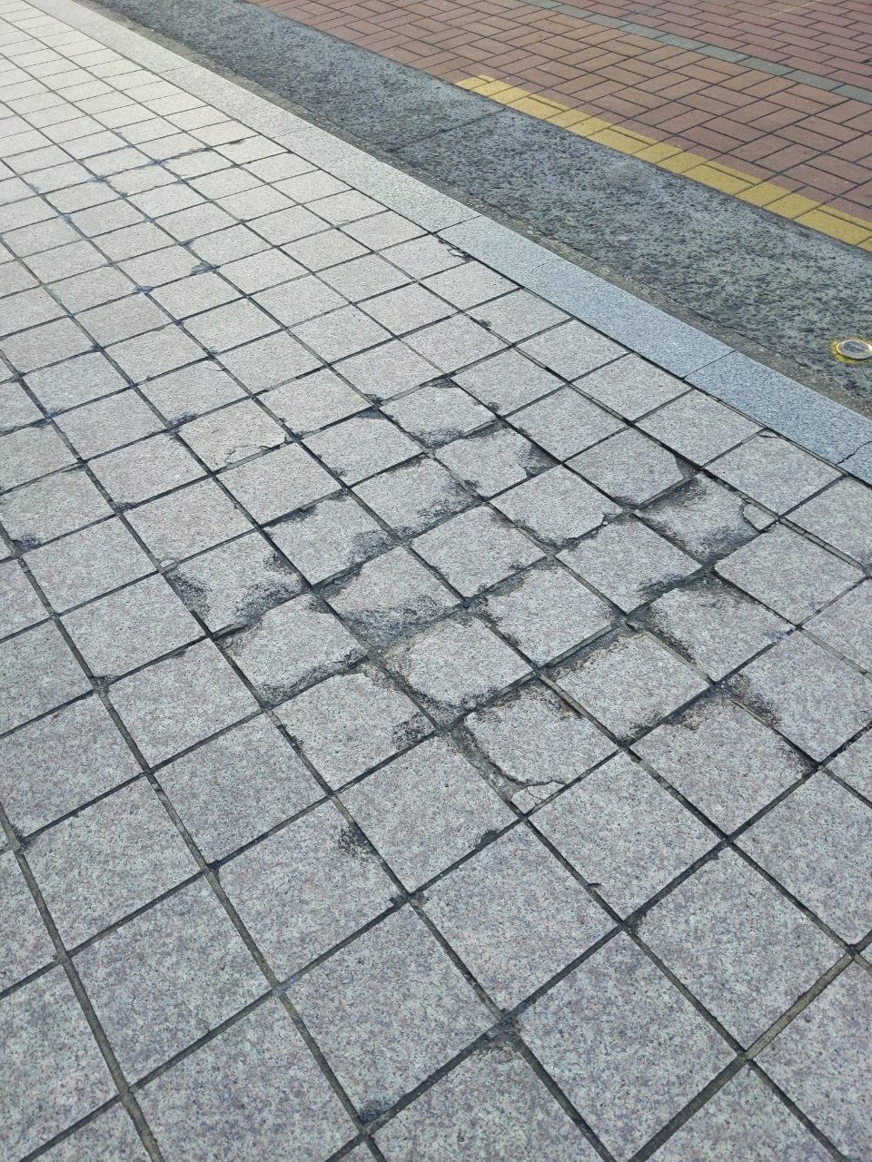 보도블록 구조물 파손