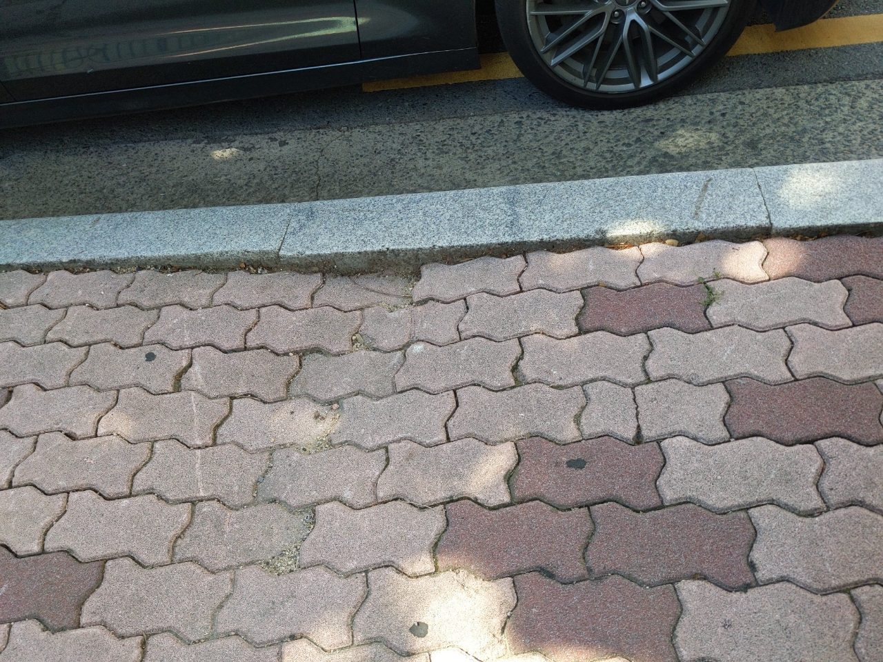 보도블록 구조물 파손