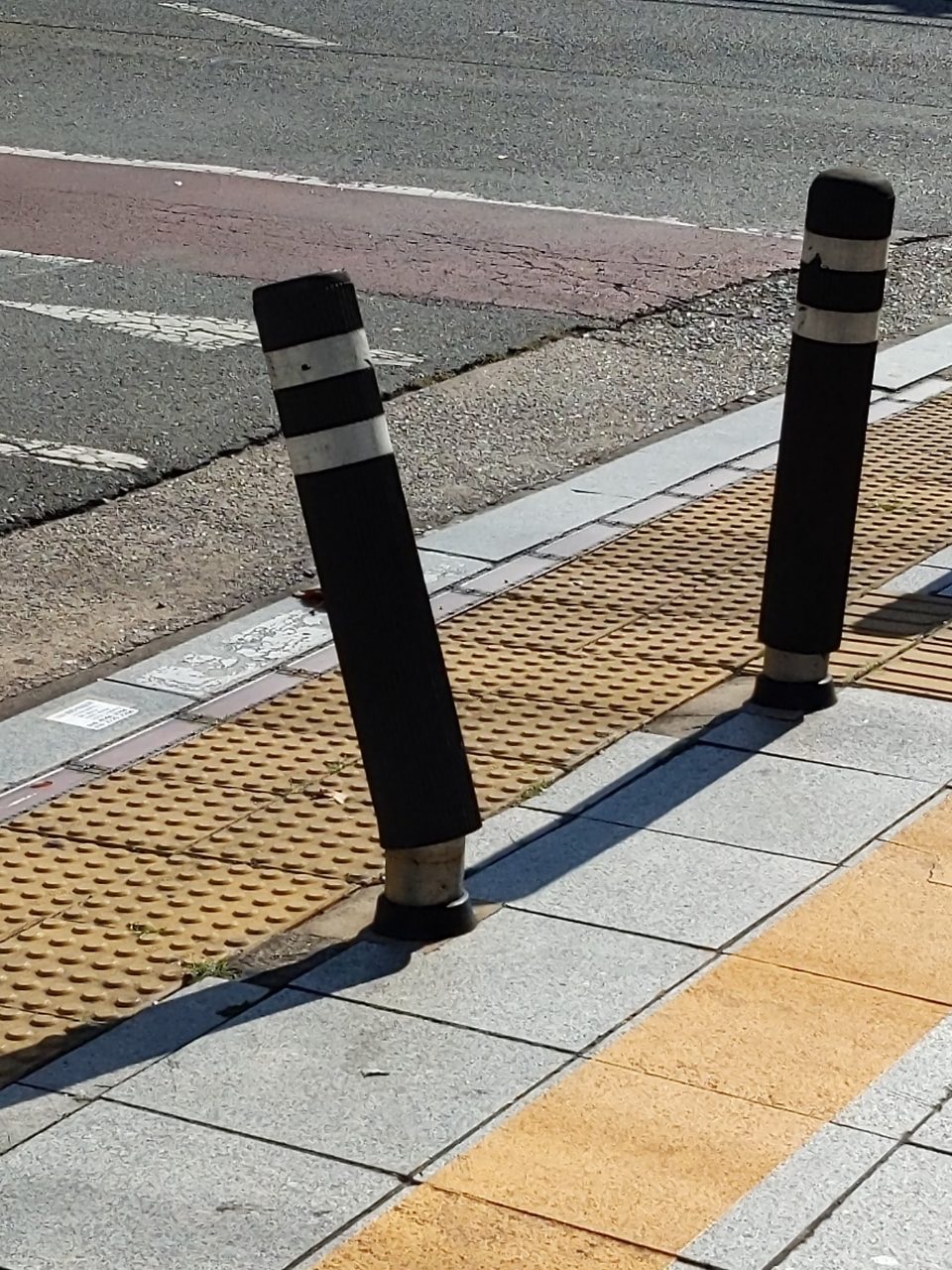 볼라드 기울어짐