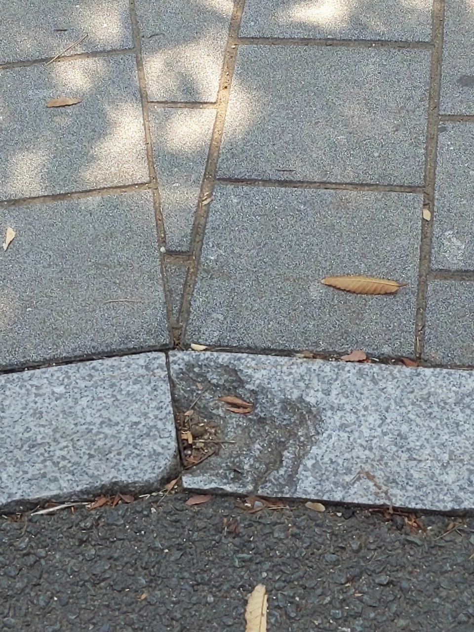 도로 구조물 파손