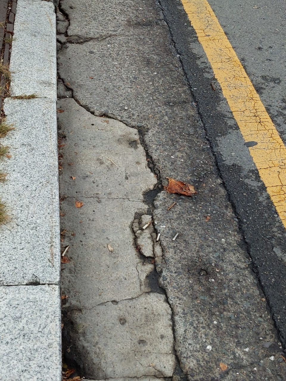 도로 구조물 파손