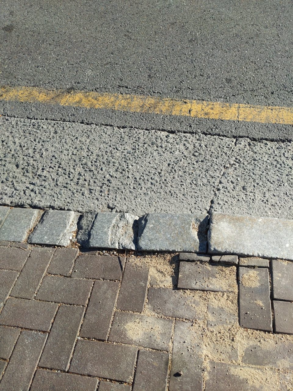 도로 구조물 파손