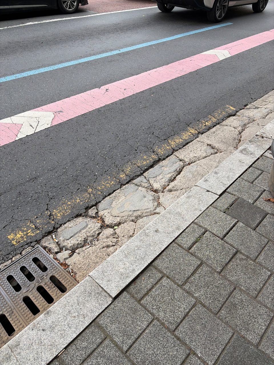 도로 구조물 파손