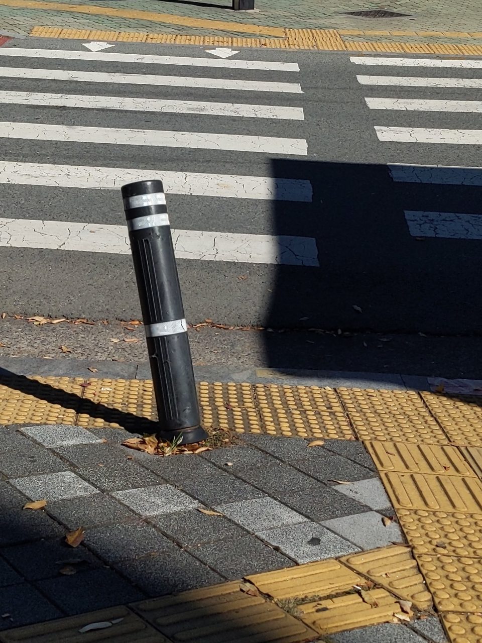 볼라드 기울어짐